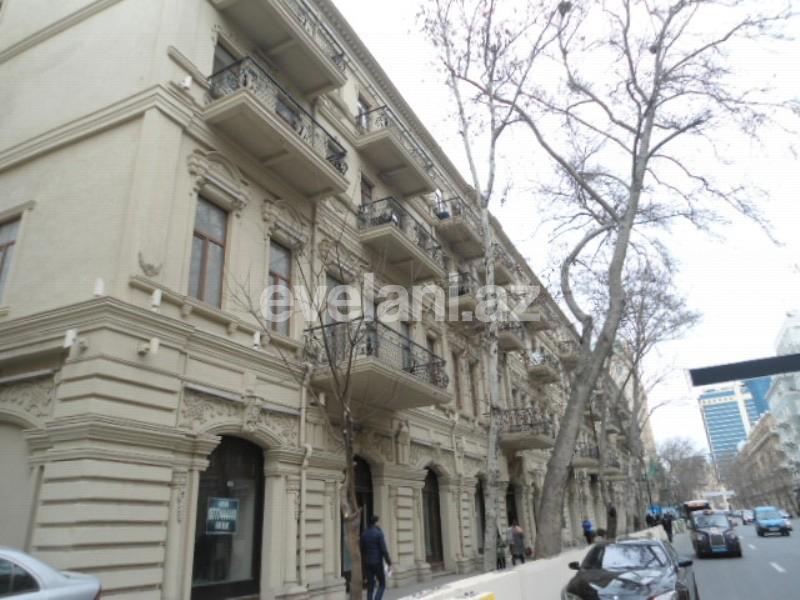 Sale, old building, 3 room, 110 m², Sabail r.
