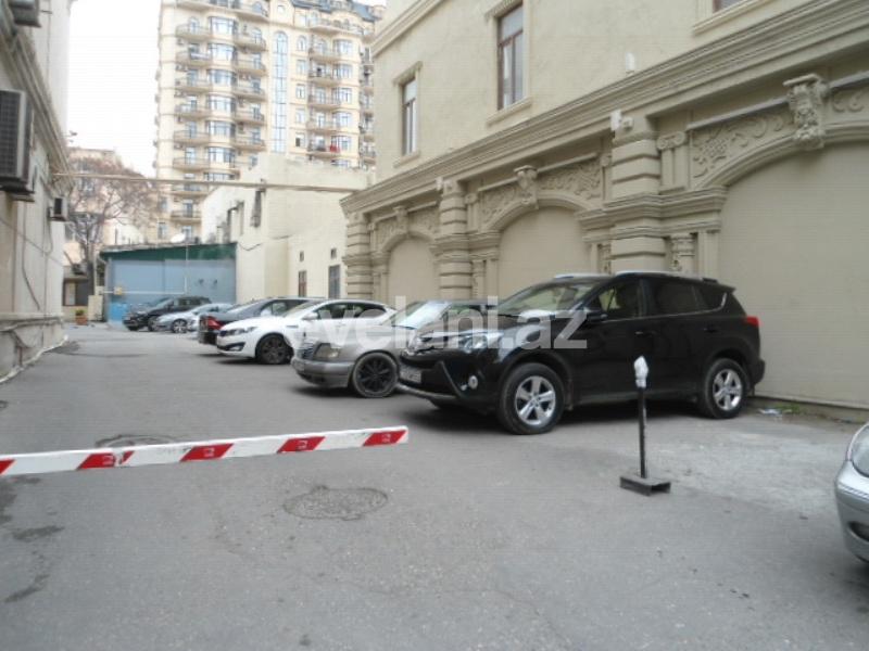 Sale, old building, 3 room, 110 m², Sabail r.