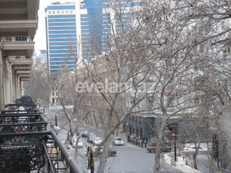 Sale, old building, 3 room, 110 m², Sabail r.