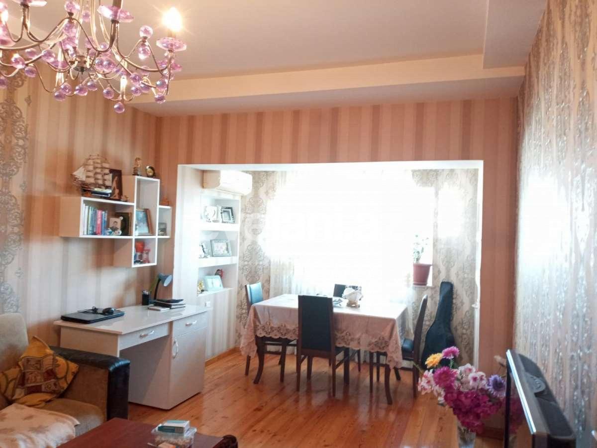 Sale, old building, 2 room, 65 m², Inshaatchilar m.
