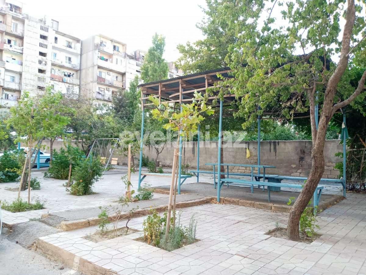 Sale, old building, 2 room, 65 m², Inshaatchilar m.