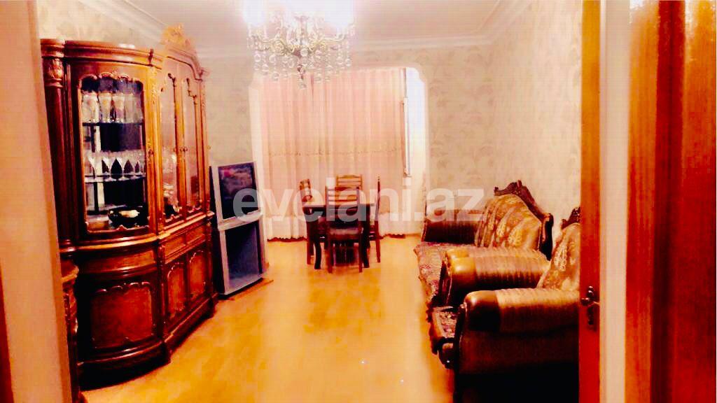 Sale, old building, 3 room, 70 m², Inshaatchilar m.