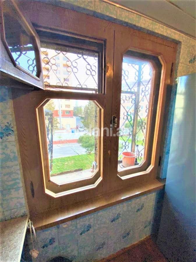 Sale, old building, 3 room, 70 m², Khalglar Doslugu m.