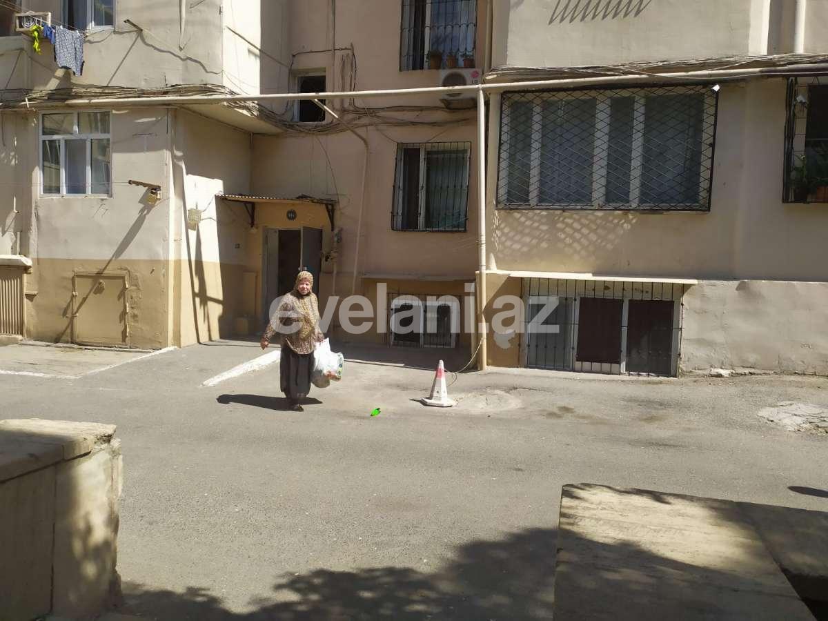 Satılır, köhnə tikili, 3 otaqlı, 70 m², İnşaatçılar m.