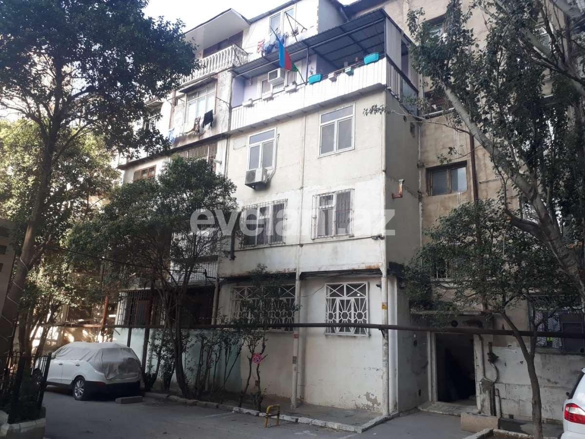 Sale, old building, 3 room, 70 m², Inshaatchilar m.
