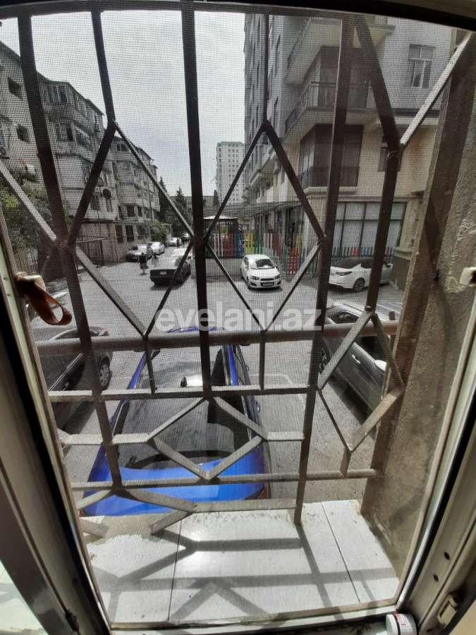 Sale, old building, 3 room, 70 m², Inshaatchilar m.