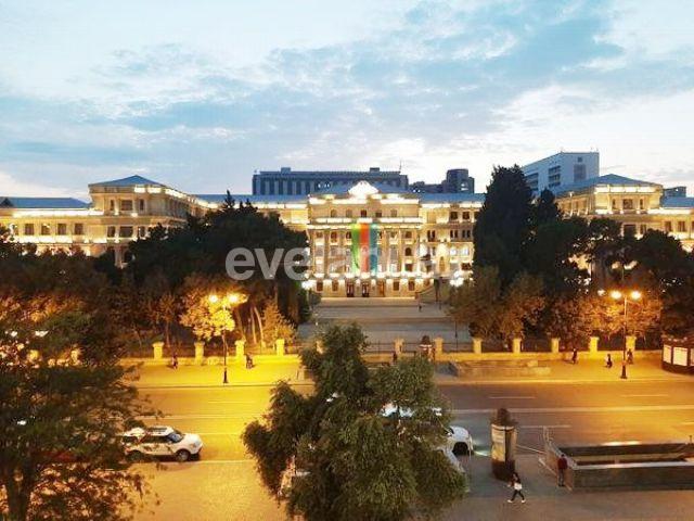 Kirayə verilir, köhnə tikili, 3 otaqlı, 75 m², Elmlər Akademiyası m.