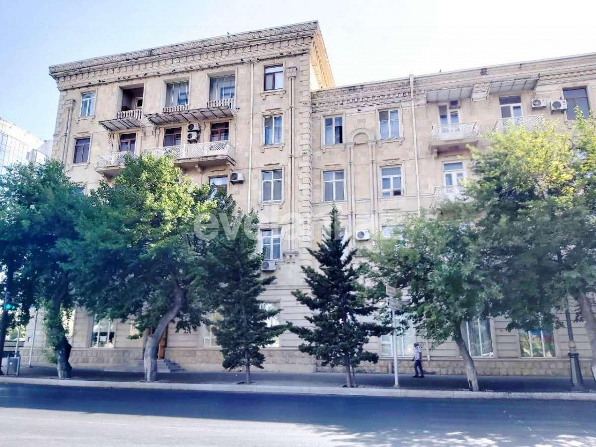 Sale, old building, 3 room, 70 m², Elmlar Akademiyası m.