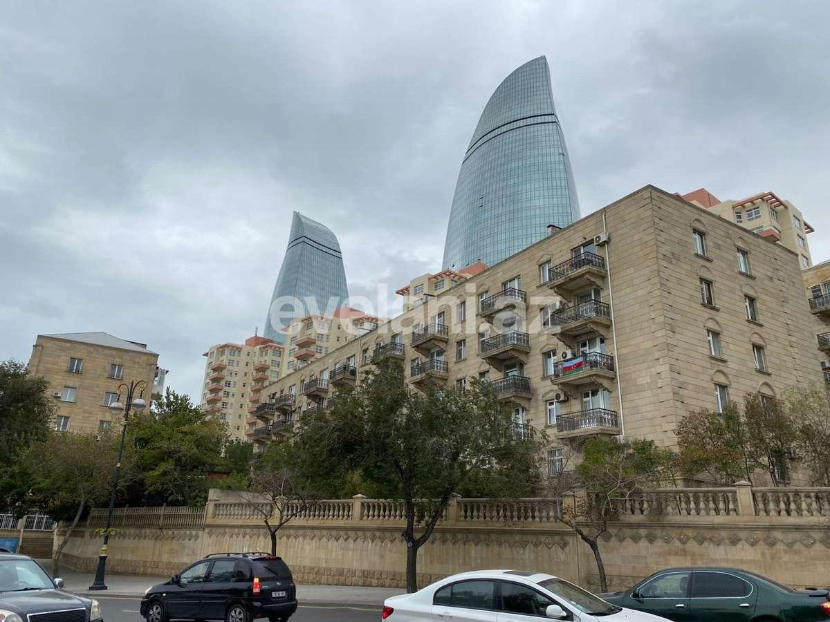 Sale, old building, 2 room, 60 m², Sabail r.