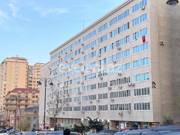 Sale, old building, 3 room, 80 m², Inshaatchilar m.