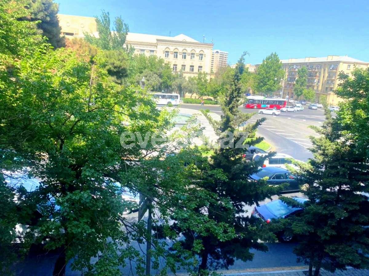 Satılır, köhnə tikili, 3 otaqlı, 70 m², Elmlər Akademiyası m.