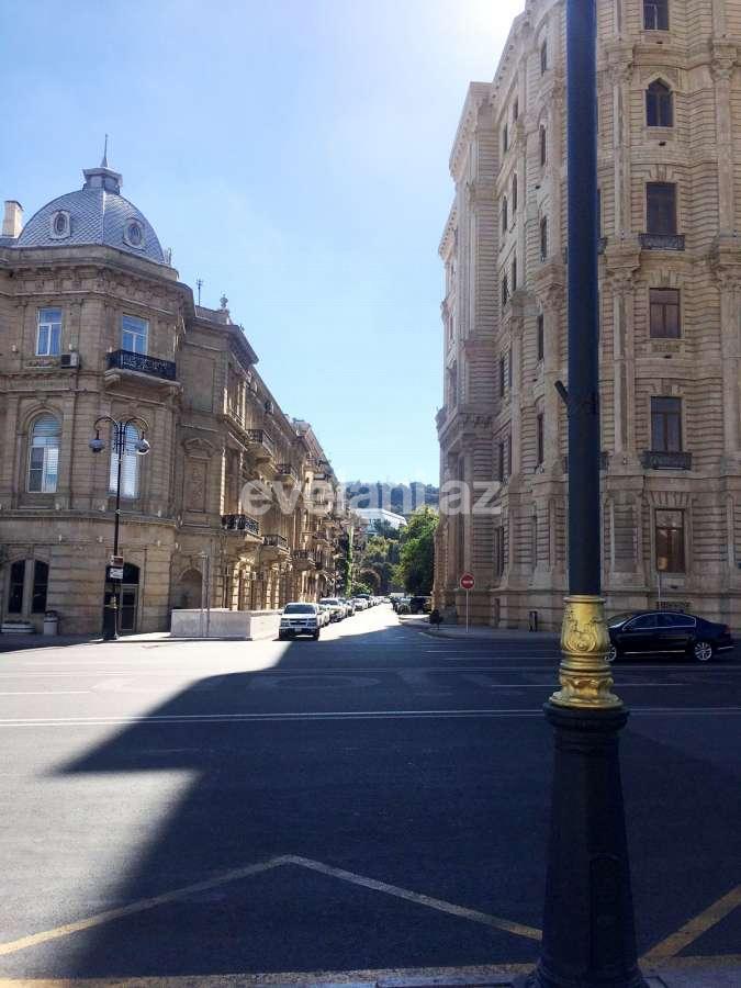 Satılır, köhnə tikili, 2 otaqlı, 80 m², Bakı, Səbail r, İçəri Şəhər m.