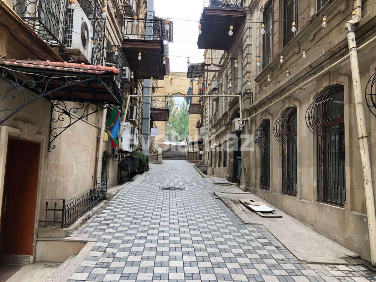 Satılır, köhnə tikili, 4 otaqlı, 110 m², Bakı, Səbail r, İçəri Şəhər m.