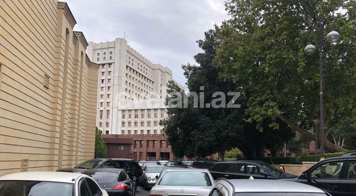 Satılır, köhnə tikili, 4 otaqlı, 110 m², Bakı, Səbail r, İçəri Şəhər m.