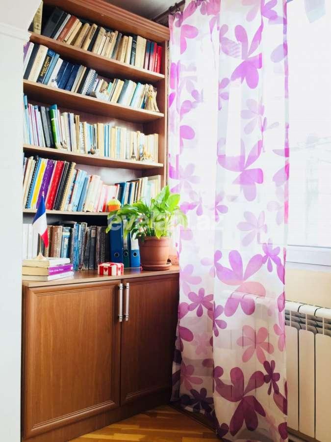 Satılır, köhnə tikili, 4 otaqlı, 100 m², Bakı, Nizami r, Xalqlar Dostluğu m.