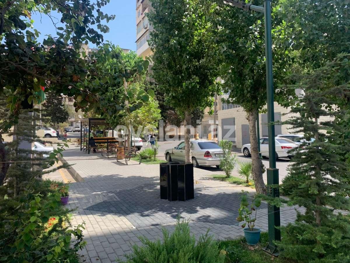 Satılır, köhnə tikili, 4 otaqlı, 100 m², Bakı, Nizami r, Xalqlar Dostluğu m.