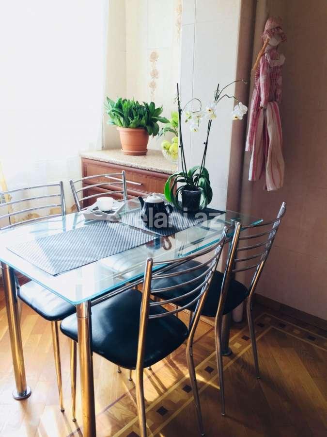 Satılır, köhnə tikili, 4 otaqlı, 100 m², Bakı, Nizami r, Xalqlar Dostluğu m.