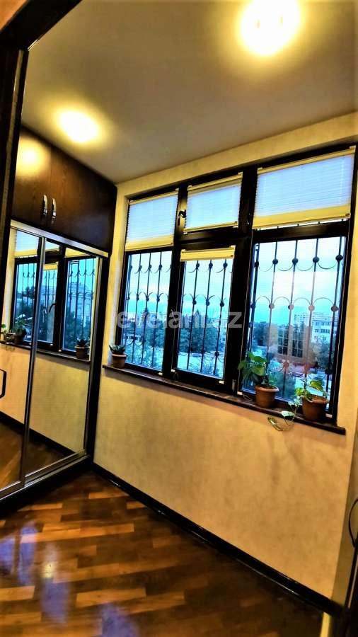 Satılır, köhnə tikili, 3 otaqlı, 75 m², Bakı, Nizami r, Xalqlar Dostluğu m.