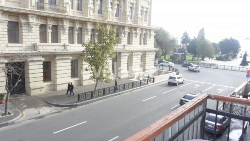 Satılır, köhnə tikili, 3 otaqlı, 100 m², Bakı, Səbail r, Sahil m.