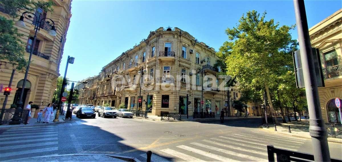 Rent, old building, 3 room, 130 m², Baku, Sabail r.