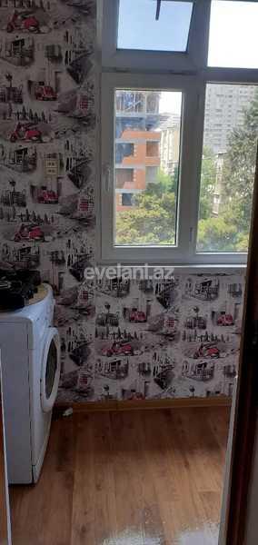 Satılır, köhnə tikili, 3 otaqlı, 50 m², Bakı, Nəsimi r, 4-cü mikrorayon q, Memar Əcəmi m.