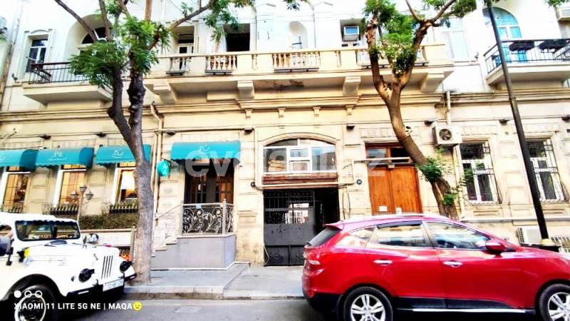 Satılır, köhnə tikili, 2 otaqlı, 65 m², Bakı, Səbail r, Sahil m.