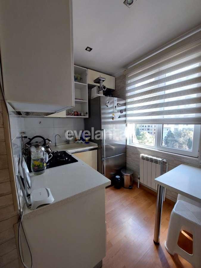 Satılır, köhnə tikili, 2 otaqlı, 50 m², Bakı, Binəqədi r, 7-ci mikrorayon q, Azadlıq prospekti m.