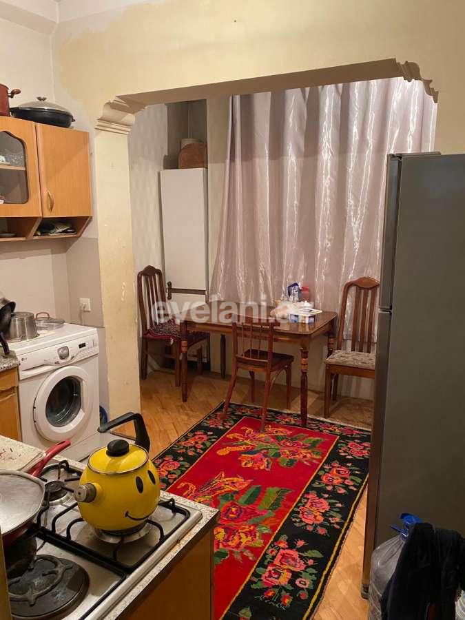 Satılır, köhnə tikili, 3 otaqlı, 90 m², Bakı, Nəsimi r, 4-cü mikrorayon q, Memar Əcəmi m.