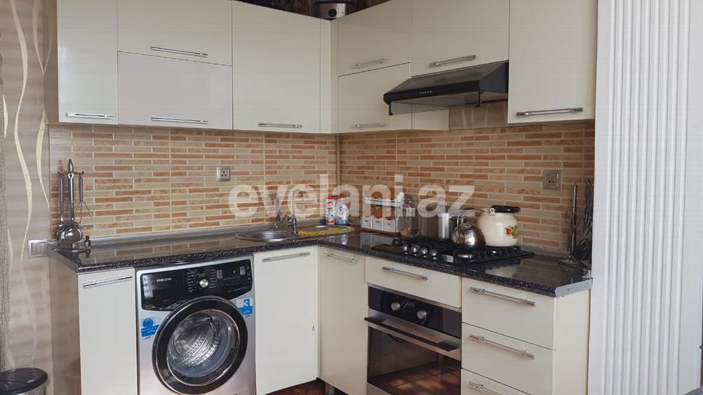 Satılır, köhnə tikili, 3 otaqlı, 85 m², Bakı, Binəqədi r, 8-ci mikrorayon q, Azadlıq prospekti m.