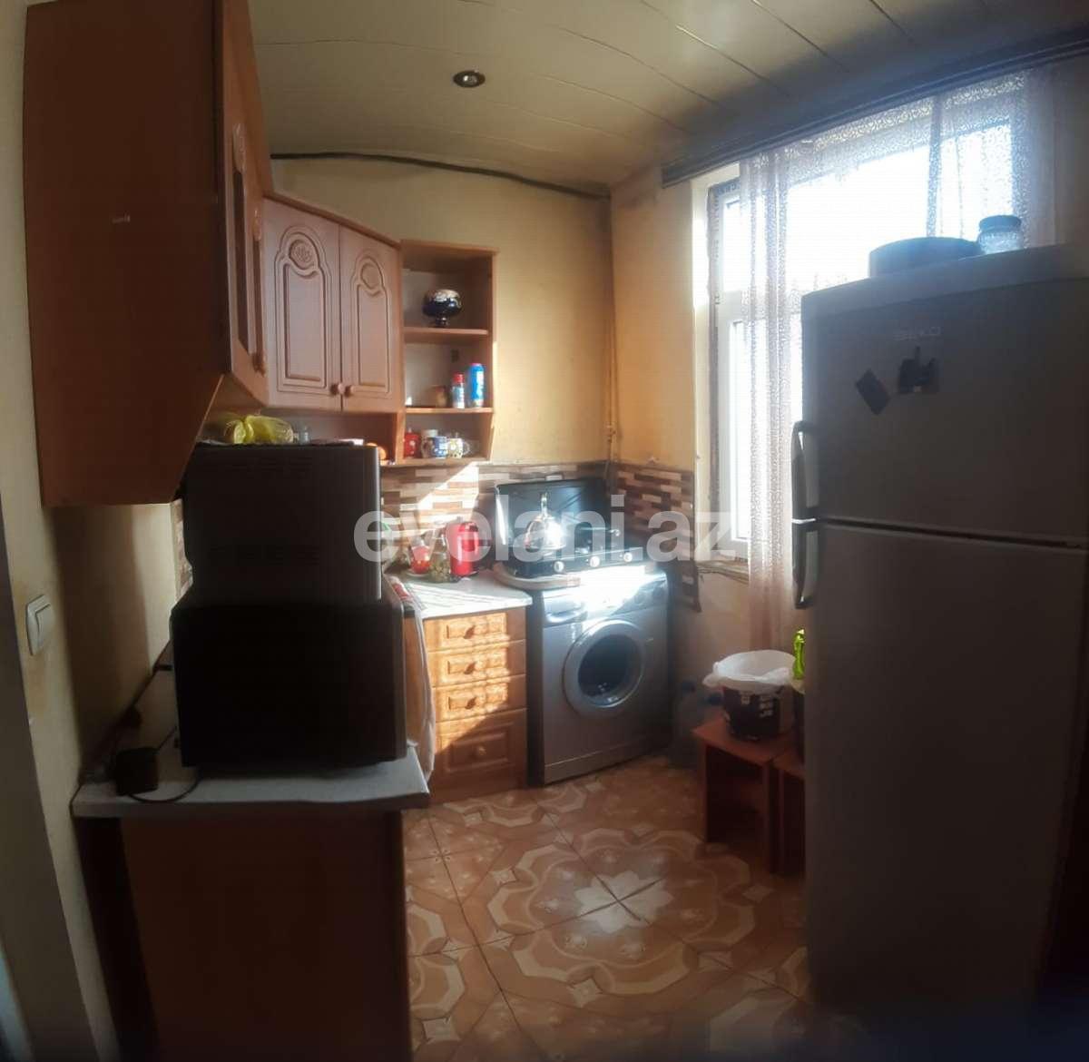 Satılır, köhnə tikili, 2 otaqlı, 50 m², Bakı, Nəsimi r, 3-cü mikrorayon q, Memar Əcəmi m.