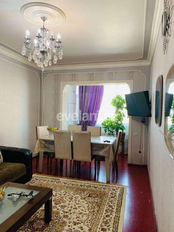 Satılır, köhnə tikili, 4 otaqlı, 120 m², Bakı, Binəqədi r, 8-ci mikrorayon q, Azadlıq prospekti m.