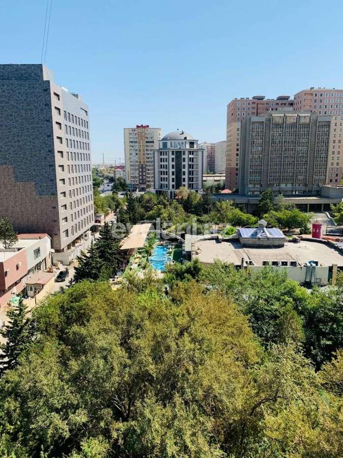 Satılır, köhnə tikili, 4 otaqlı, 120 m², Bakı, Binəqədi r, 8-ci mikrorayon q, Azadlıq prospekti m.