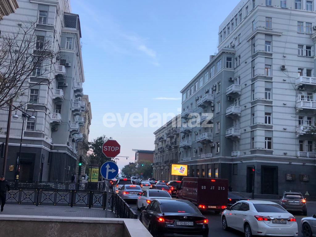 Kirayə verilir, köhnə tikili, 2 otaqlı, 65 m², Bakı, Səbail r, Sahil m.