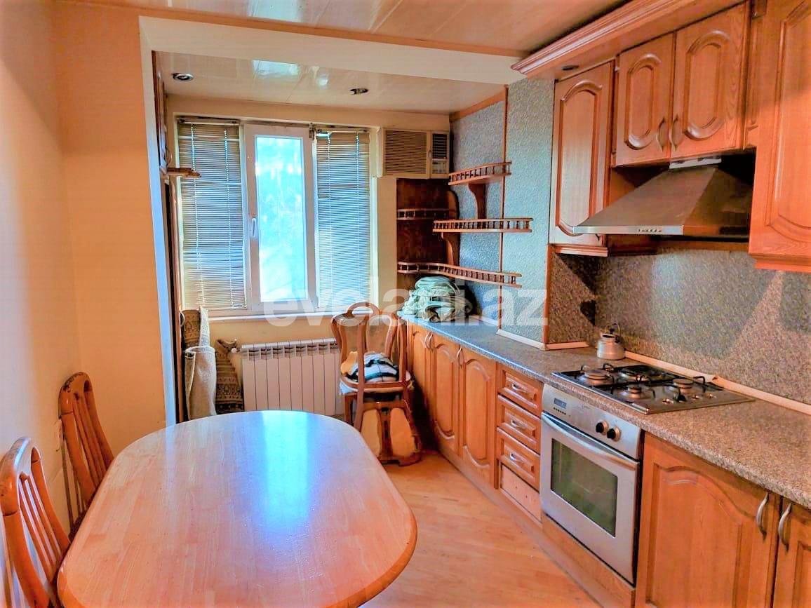 Satılır, köhnə tikili, 3 otaqlı, 90 m², Bakı, Nizami r, 8-ci kilometr q, Neftçilər m.