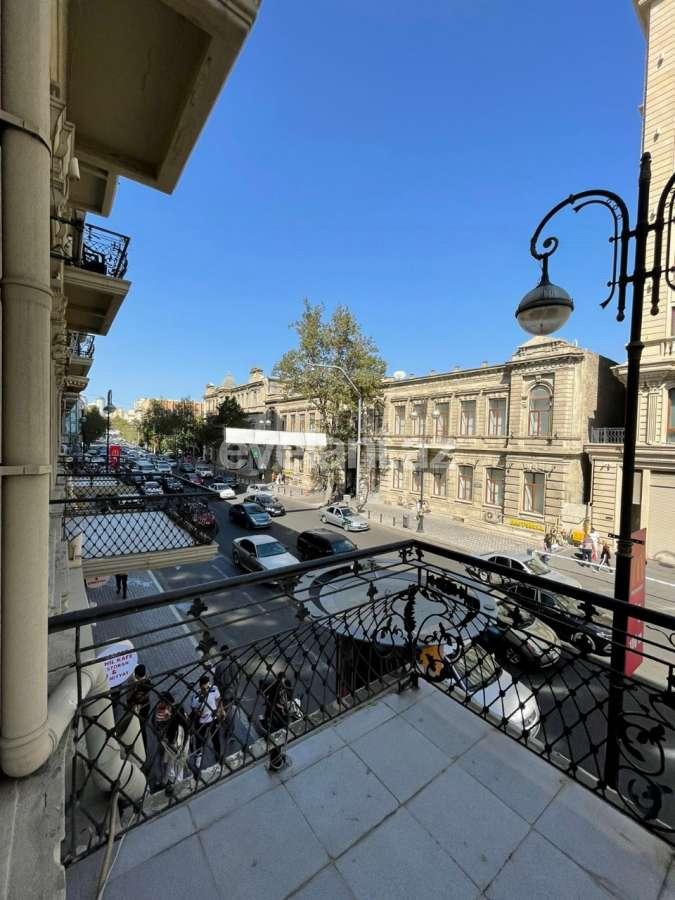 Satılır, köhnə tikili, 4 otaqlı, 150 m², Bakı, Səbail r, Sahil m.