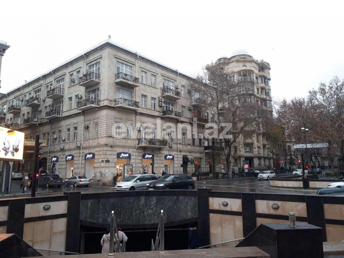 Satılır, köhnə tikili, 4 otaqlı, 100 m², Bakı, Səbail r, Sahil m.