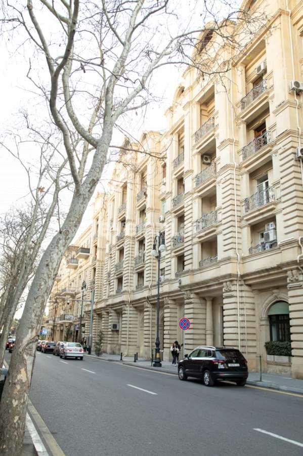 Rent, old building, 3 room, 110 m², Baku, Sabail r, Sahil m.