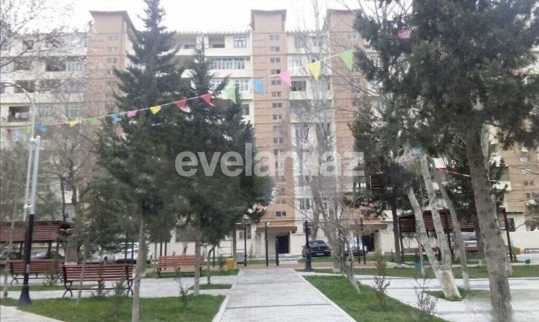 Satılır, köhnə tikili, 4 otaqlı, 104 m², Bakı, Binəqədi r, 8-ci mikrorayon q, Azadlıq prospekti m.