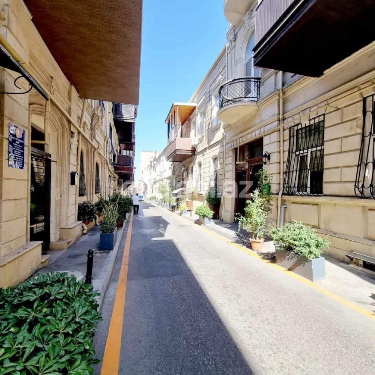 Satılır, köhnə tikili, 2 otaqlı, 62 m², Bakı, Yasamal r, İçəri Şəhər m.