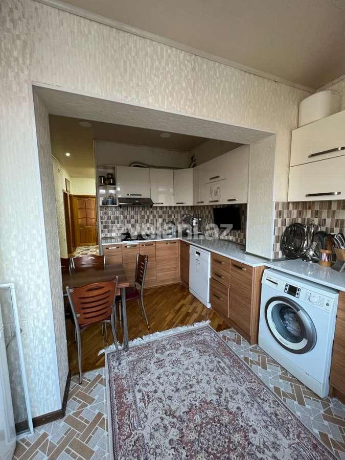 Satılır, köhnə tikili, 3 otaqlı, 82 m², Bakı, Binəqədi r, 8-ci mikrorayon q, Azadlıq prospekti m.