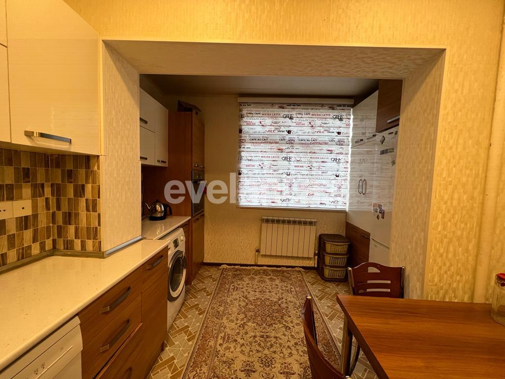 Satılır, köhnə tikili, 3 otaqlı, 82 m², Bakı, Binəqədi r, 8-ci mikrorayon q, Azadlıq prospekti m.