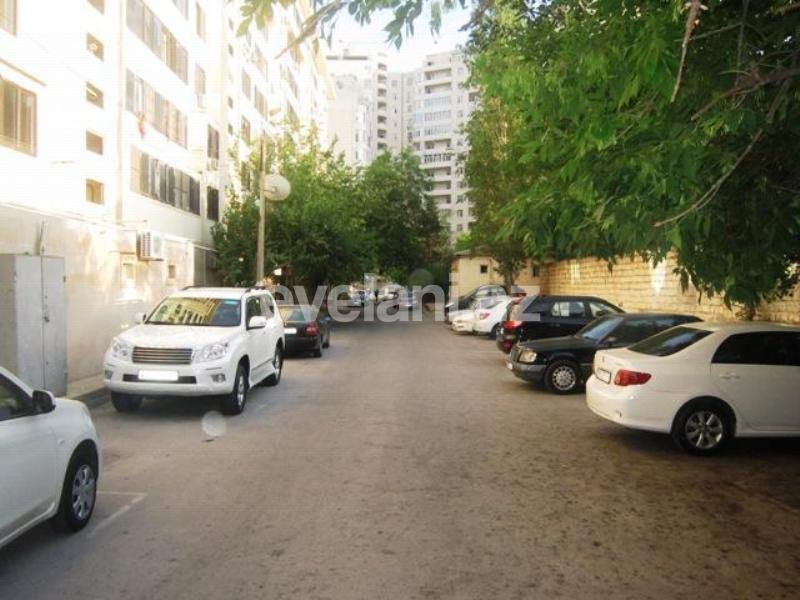 Satılır, köhnə tikili, 3 otaqlı, 85 m², Bakı, Binəqədi r, 8-ci mikrorayon q, Azadlıq prospekti m.