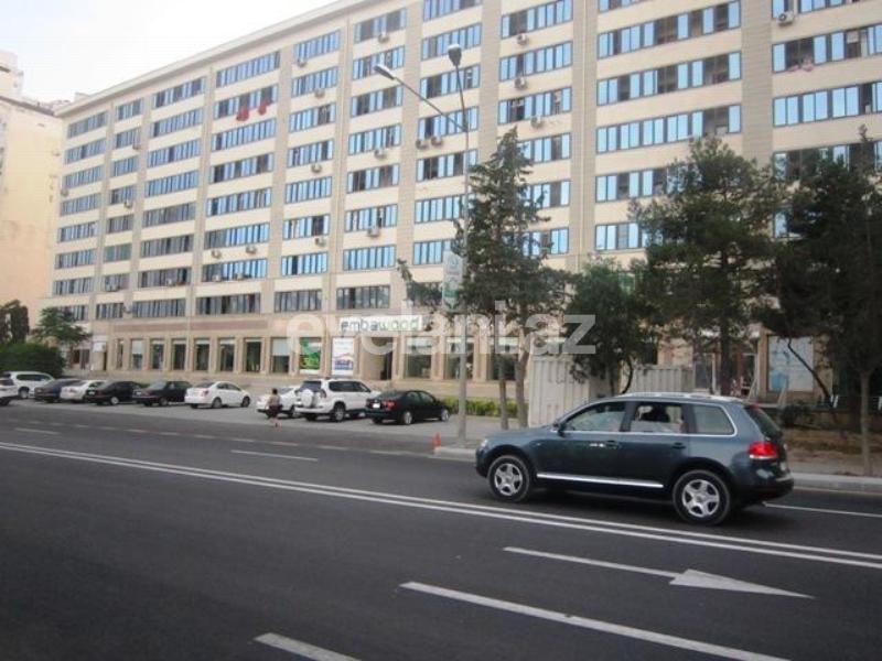 Satılır, köhnə tikili, 3 otaqlı, 85 m², Bakı, Binəqədi r, 8-ci mikrorayon q, Azadlıq prospekti m.