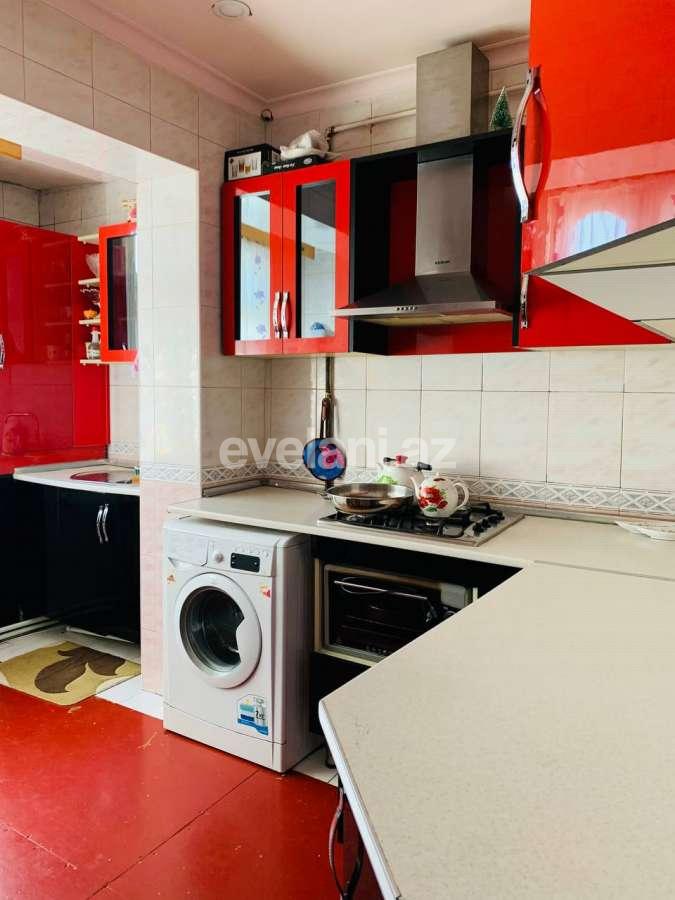 Satılır, köhnə tikili, 4 otaqlı, 100 m², Bakı, Binəqədi r, 8-ci mikrorayon q, Azadlıq prospekti m.