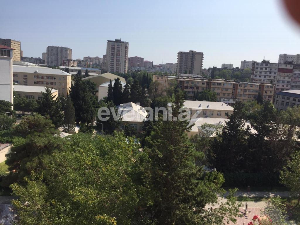 Satılır, köhnə tikili, 3 otaqlı, 100 m², Bakı, Binəqədi r, 8-ci mikrorayon q, Azadlıq prospekti m.