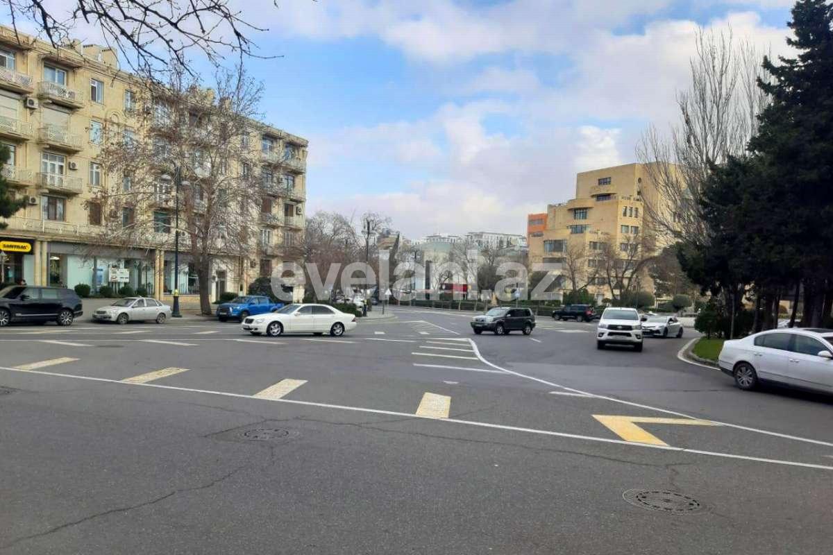 Satılır, köhnə tikili, 2 otaqlı, 55 m², Bakı, Yasamal r, Elmlər Akademiyası m.