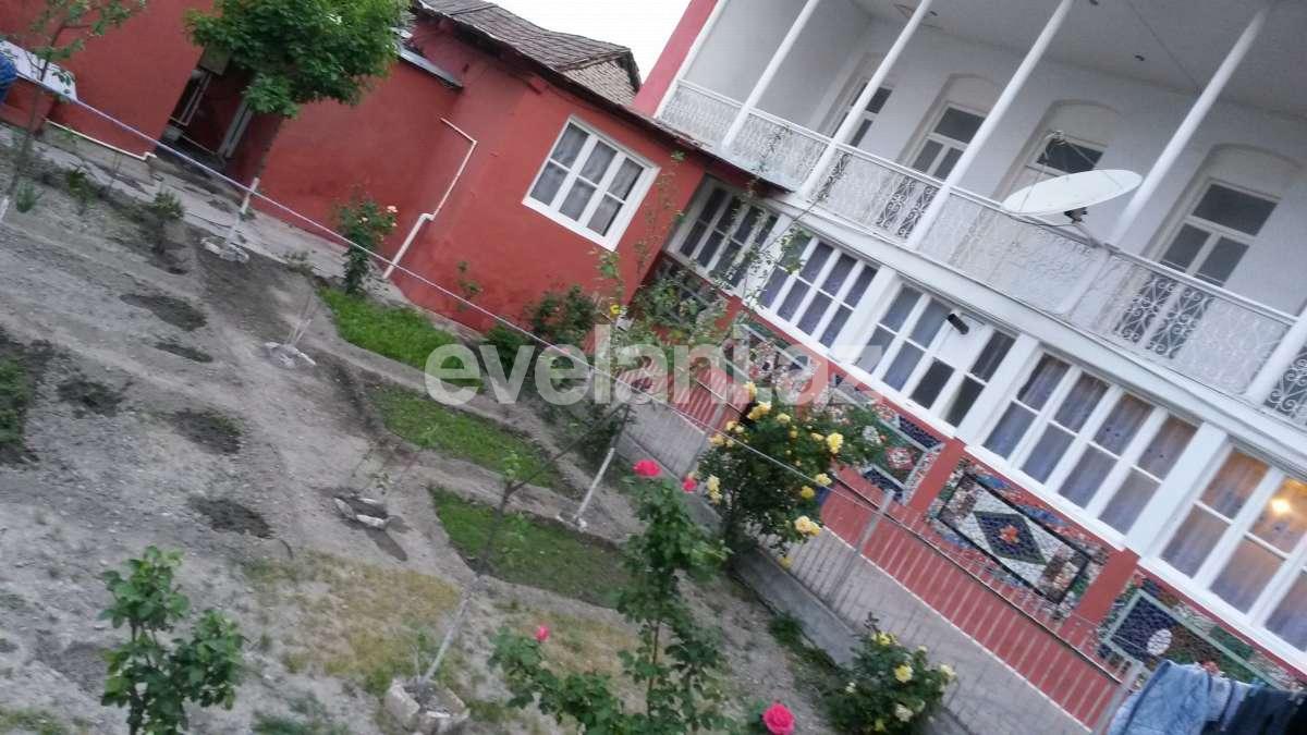 Satılır, həyət evi / bağ, 4 otaqlı, 140 m², Şəki