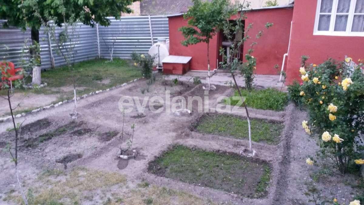 Satılır, həyət evi / bağ, 4 otaqlı, 140 m², Şəki
