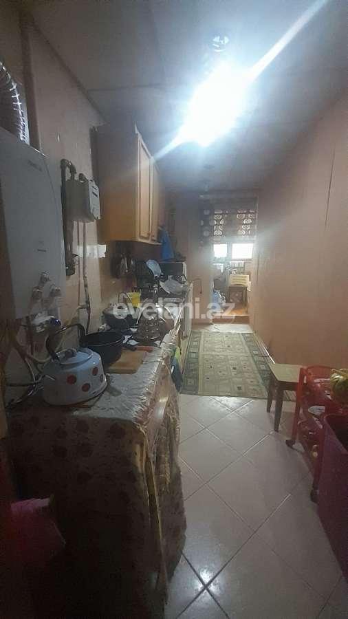 Satılır, köhnə tikili, 3 otaqlı, 70 m², Bakı, Nəsimi r, 4-cü mikrorayon q, Memar Əcəmi m.