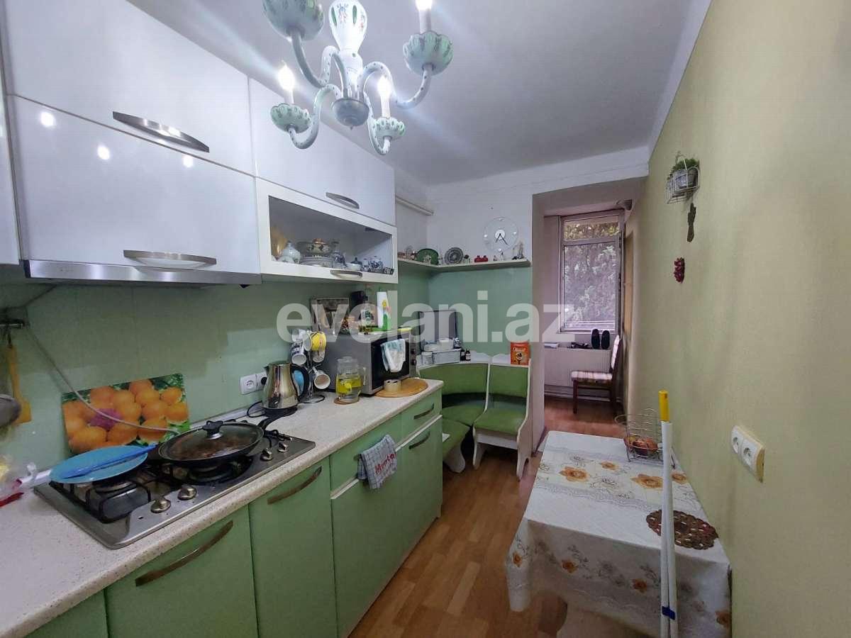 Satılır, köhnə tikili, 3 otaqlı, 80 m², Bakı, Nəsimi r, 4-cü mikrorayon q, Memar Əcəmi m.